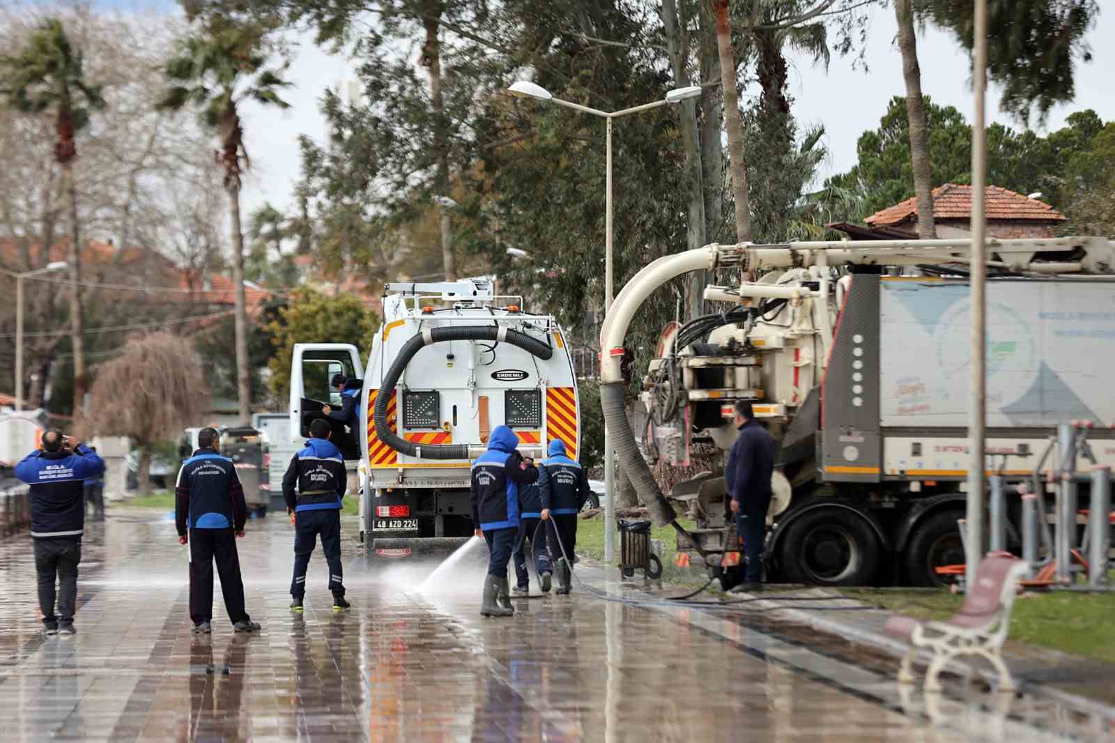 Köyceğiz gölünde sular çekildi, temizlik başladı
Köyceğiz gölünde sular çekildi, temizlik başladı