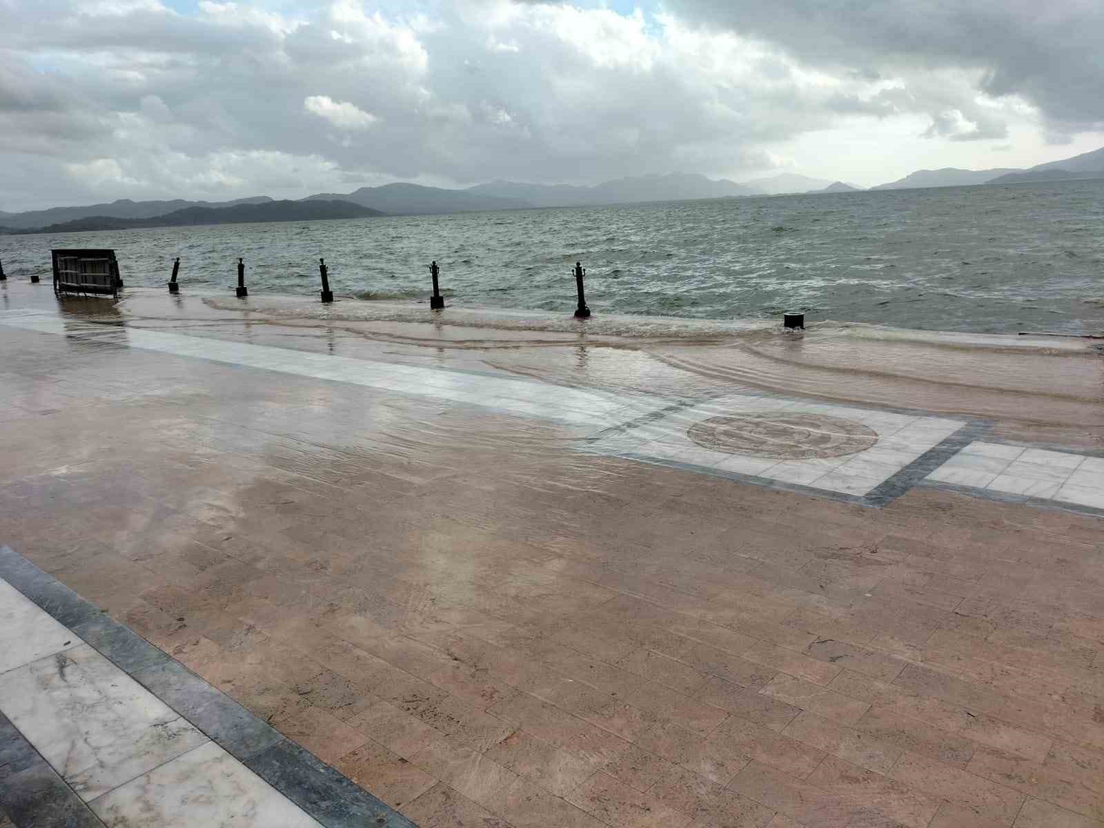 Köyceğiz Gölü’nde taşkın devam ediyor
