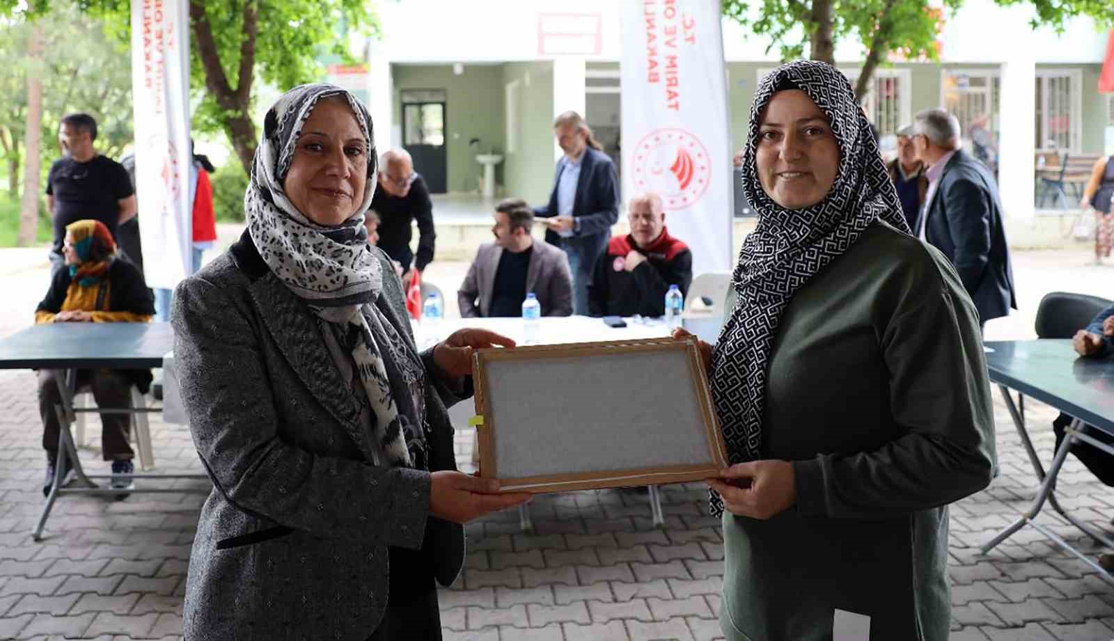 Köyceğiz’de 98 üreticiye İpekböceği larvası dağıtıldı
