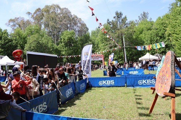 Köyceğiz’de gönüllü eğitmen, geleneksel okçuluğu halka sevdiriyor
