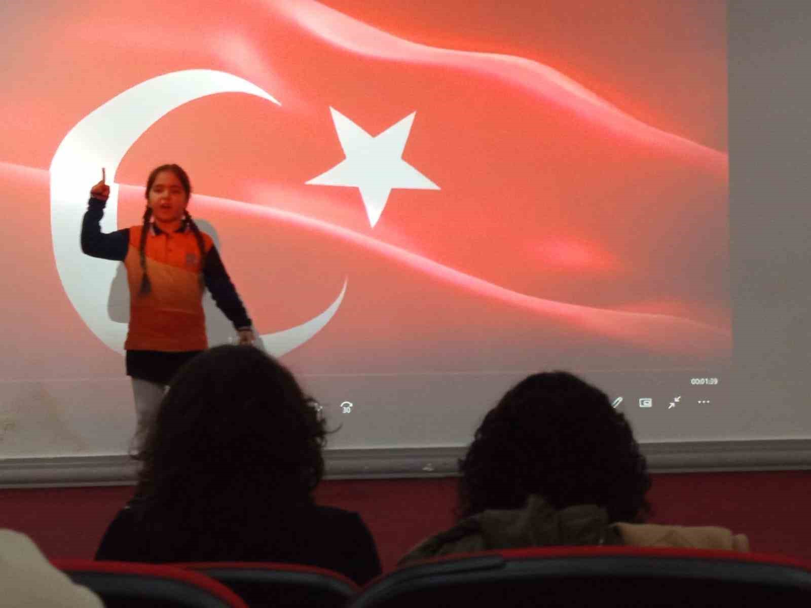 Köyceğiz’de İstiklal Marşı’nı okuma yarışmasında 1’inci olan öğrenci ödüllendirildi
