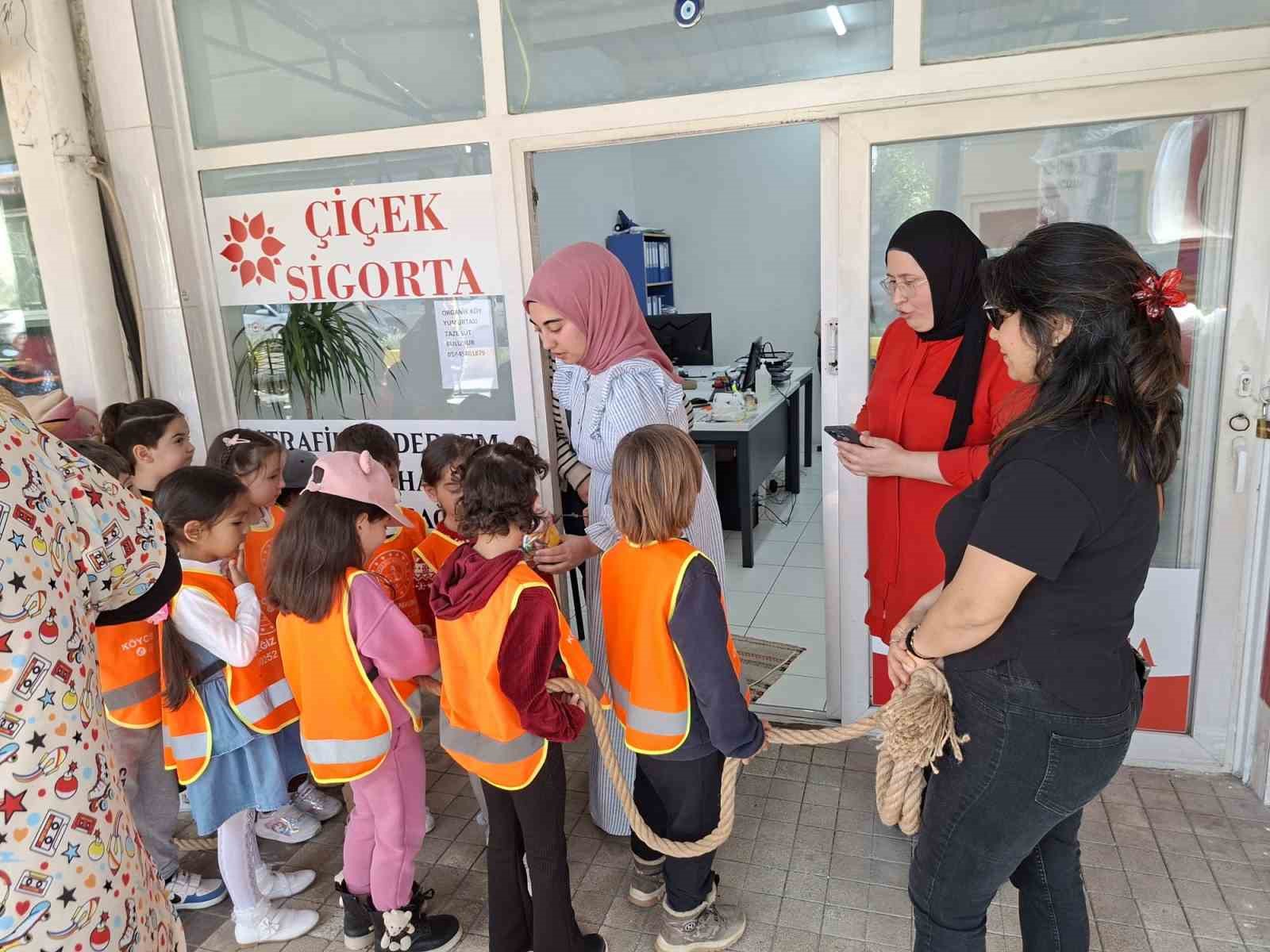 Köyceğiz’de minik öğrencilerden kadınlara anlamlı jest
