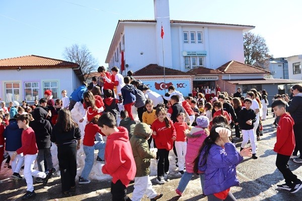 Köyceğiz’de öğrencilere kar sürprizi
