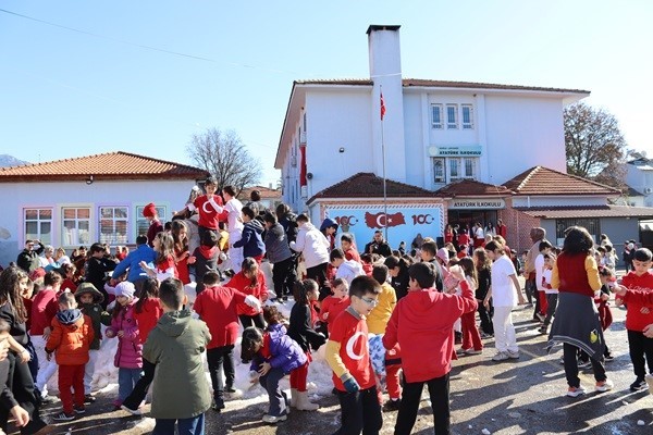 Köyceğiz’de öğrencilere kar sürprizi
