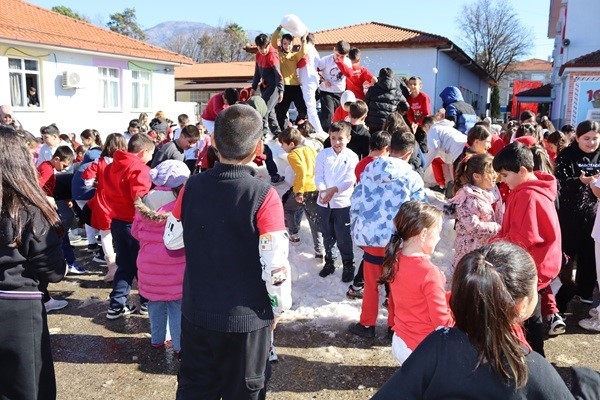 Köyceğiz’de öğrencilere kar sürprizi
