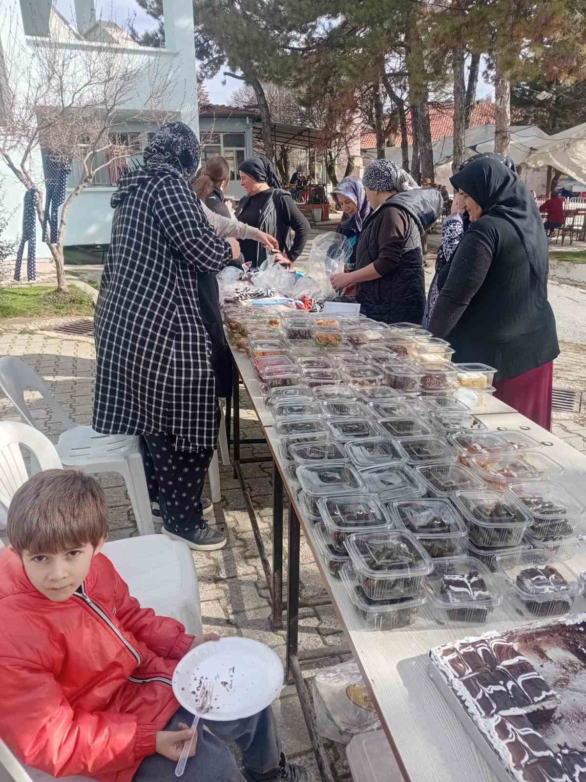 Köyde dikiş nakış kursu yararına sergi düzenlendi
