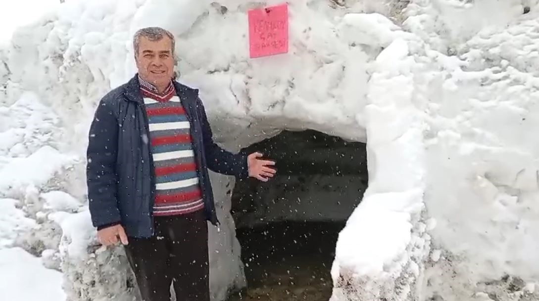 Köyde kardan çay ocağı kurdular, birlik ve beraberlik mesajı verdiler
