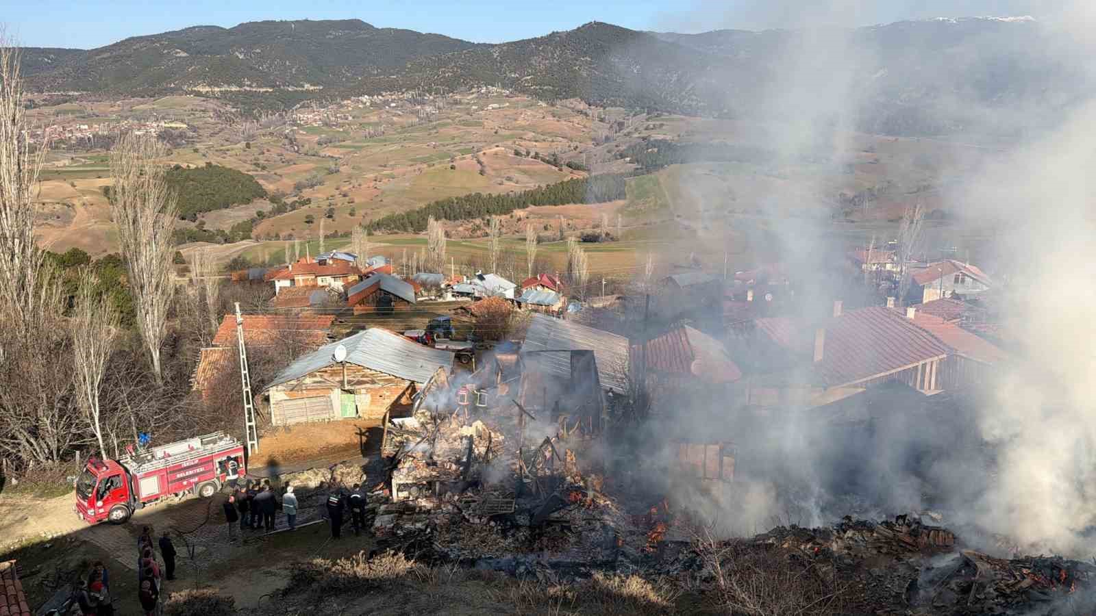 Köyde korkutan yangın: Evler ve ahırlar küle döndü
