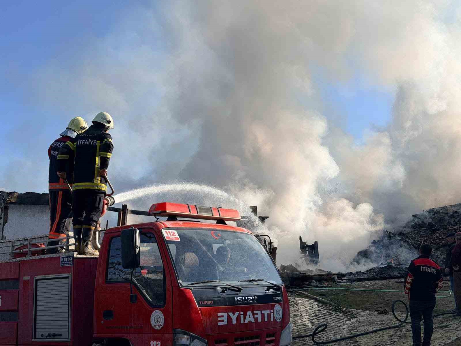 Köyde korkutan yangın: Evler ve ahırlar küle döndü
