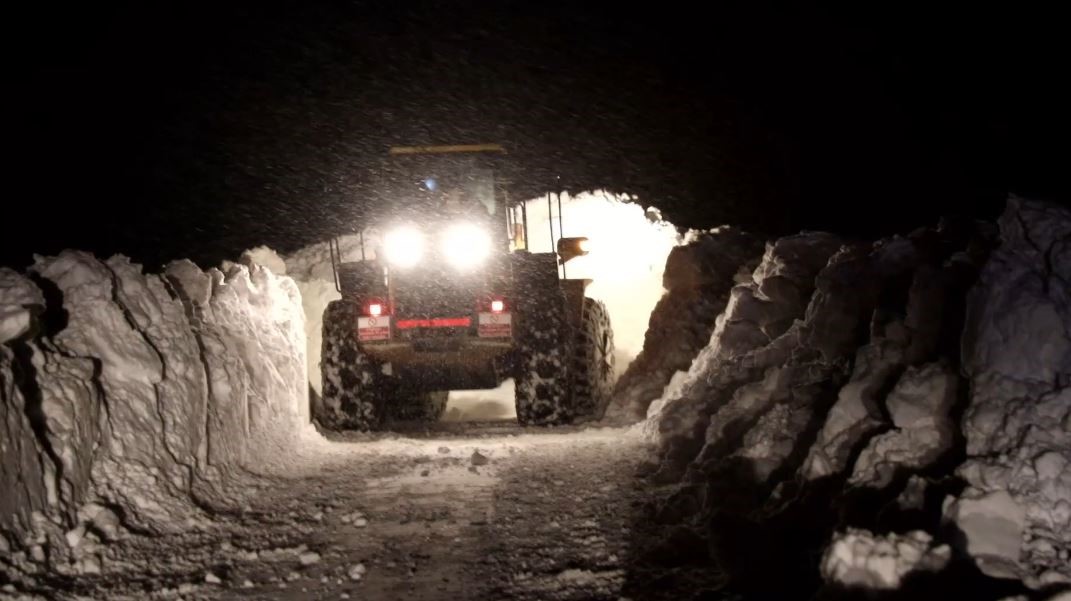 Köyde rahatsızlanan kadın için ekipler seferber oldu
