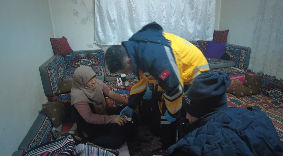 Köyde rahatsızlanan kadın için ekipler seferber oldu
