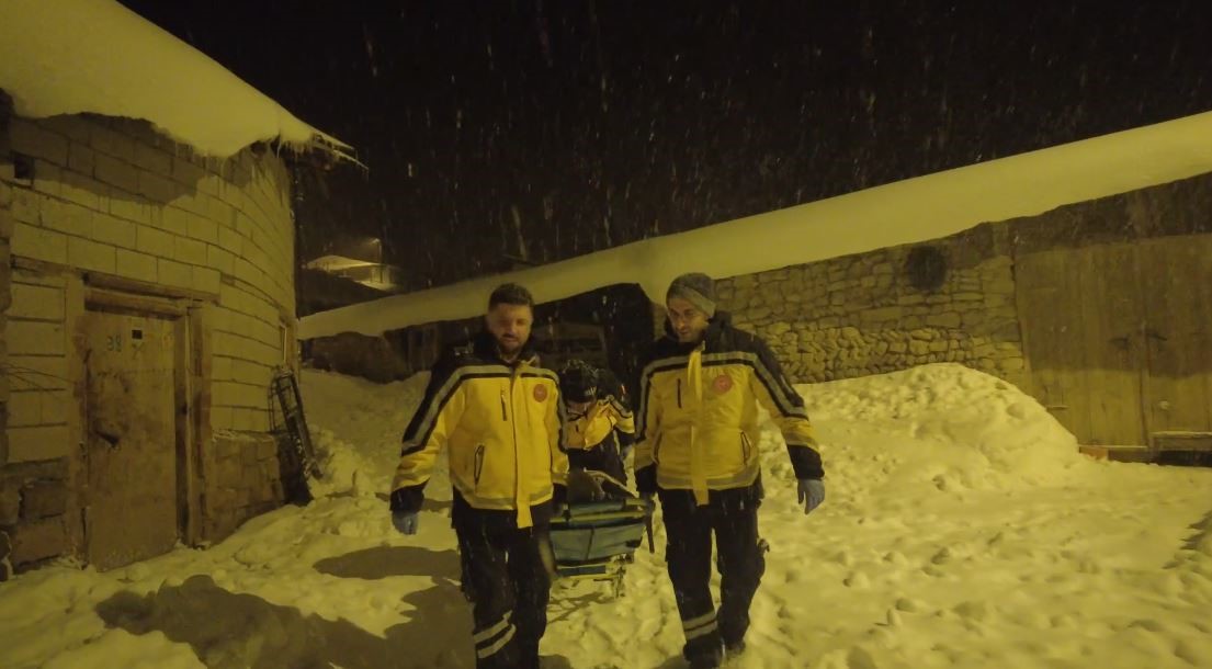 Köyde rahatsızlanan kadın için ekipler seferber oldu
