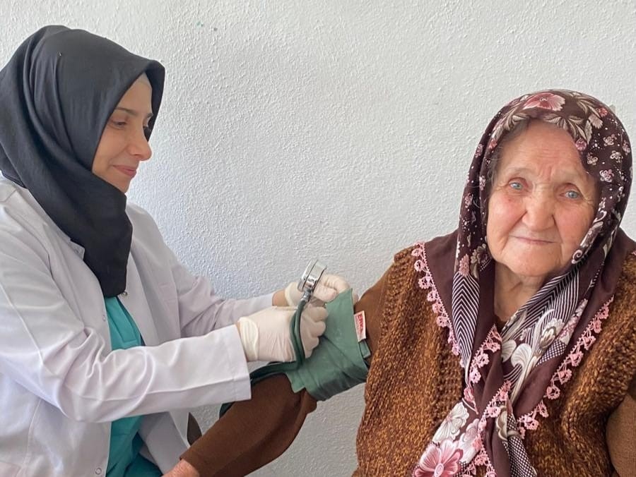 Köyde yaşayan vatandaşlara kanser taramalarının önemi anlatıldı
