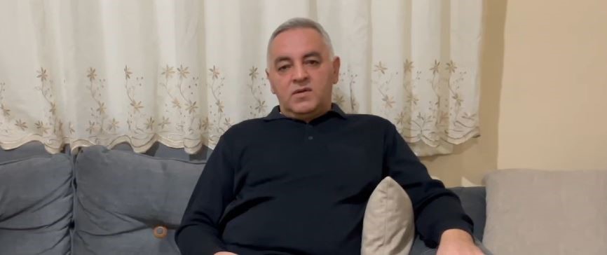 Köye inen tilkiler birbirine girdi, o anlar kameraya yansıdı
