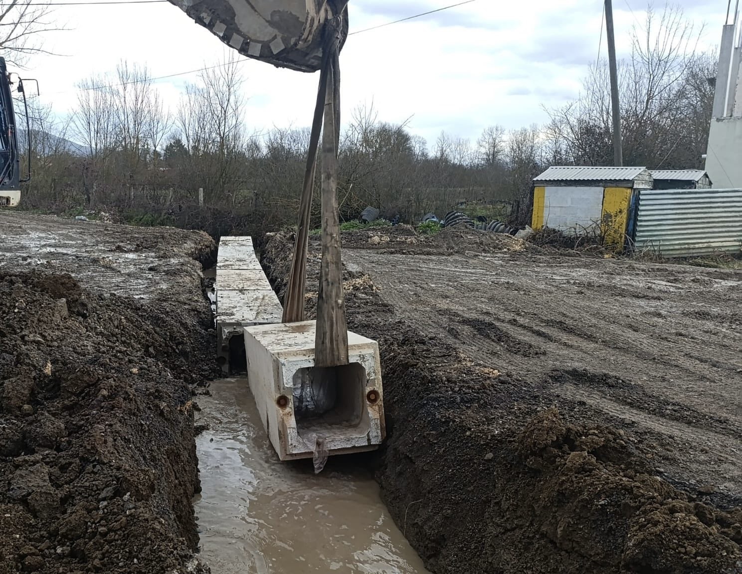Köylerde kutu menfez çalışmaları devam ediyor

