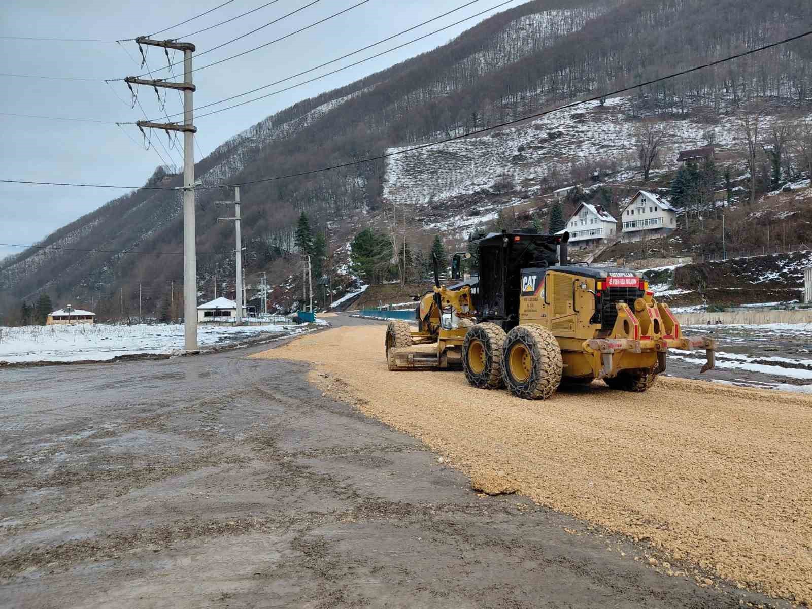 Köylerde yol bakım çalışmaları sürüyor
