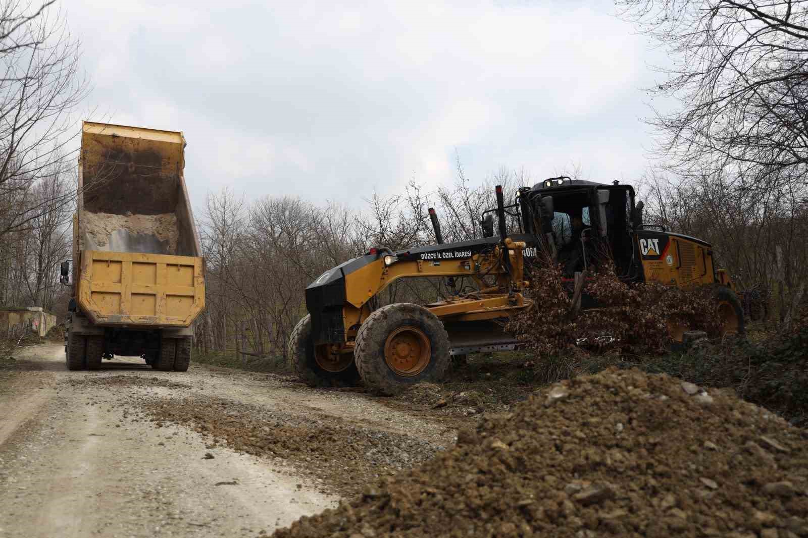 Köylerde yol bakım çalışmaları tamamlanıyor
