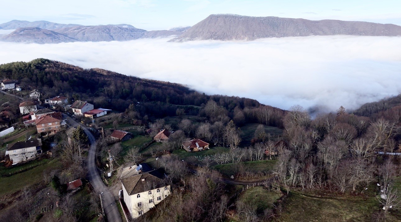 Köyü ve dağ eteklerini kaplayan sis denizi mest etti
