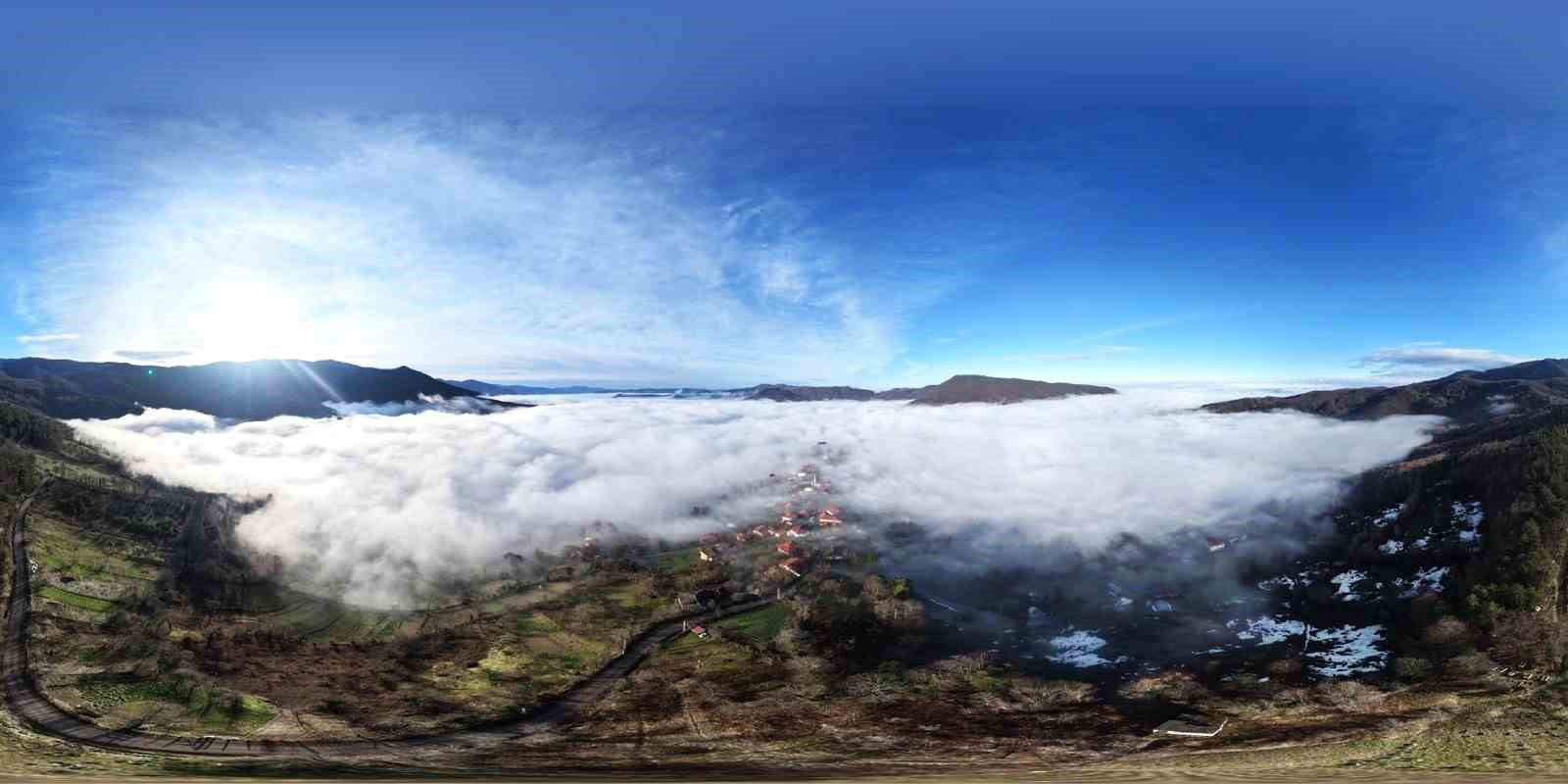 Köyü ve dağ eteklerini kaplayan sis denizi mest etti
