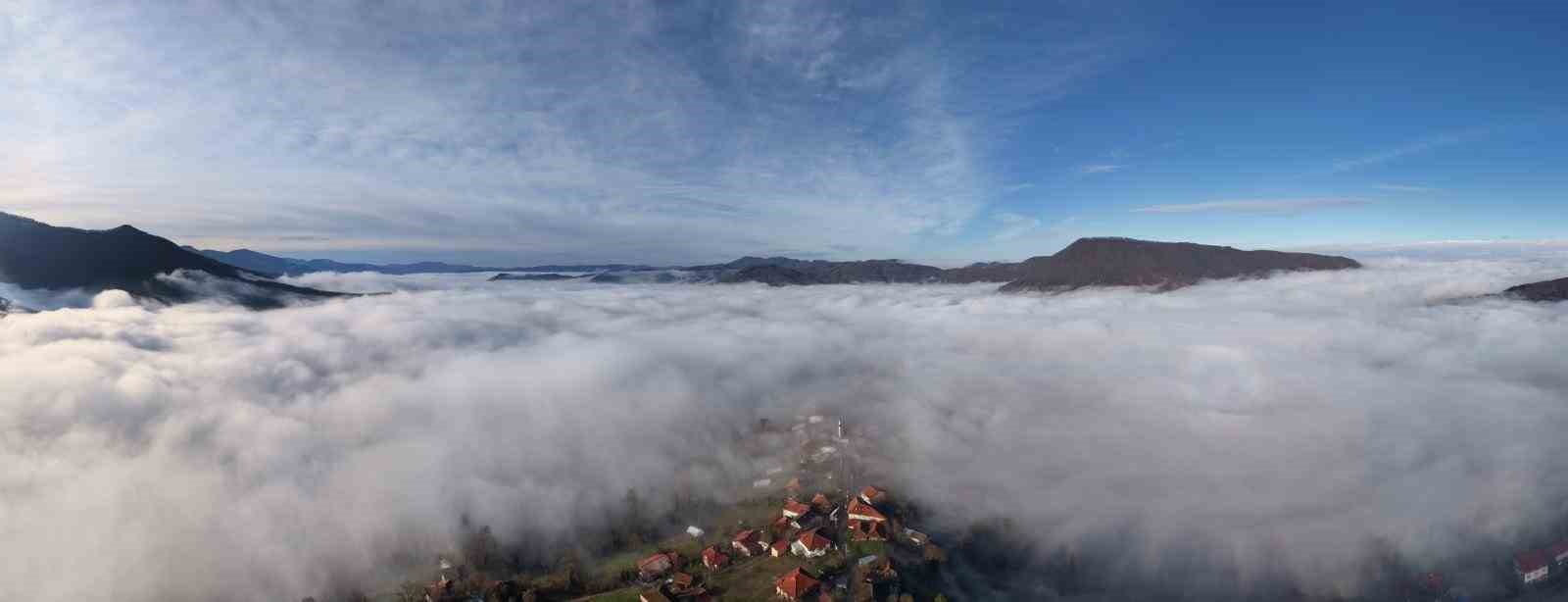 Köyü ve dağ eteklerini kaplayan sis denizi mest etti
