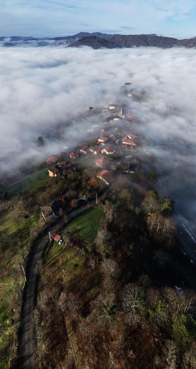 Köyü ve dağ eteklerini kaplayan sis denizi mest etti
