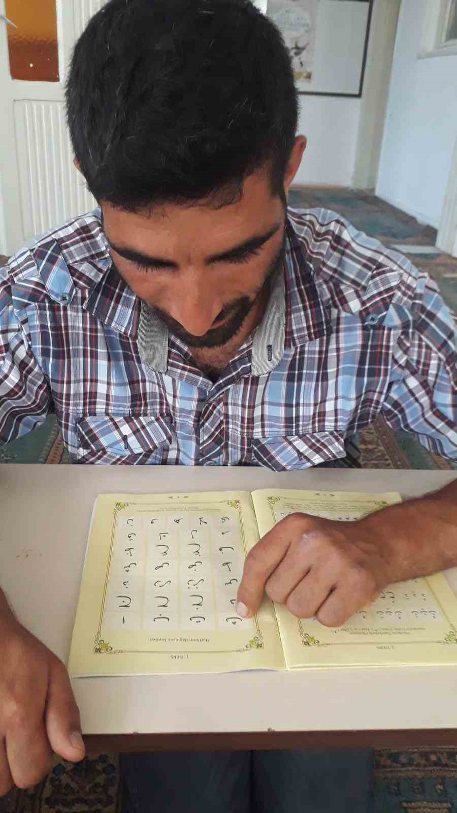 "Köyün neşesi" engelli genç herkesi gözyaşlarına boğdu: İmam ayakta durmakta güçlük çekti
