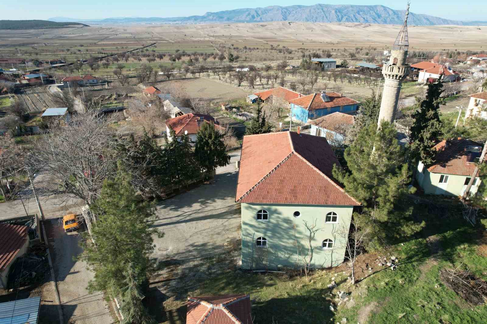 Köyün tek camisinin bir kısmı ve avlusu icradan satılığa çıkarıldı
