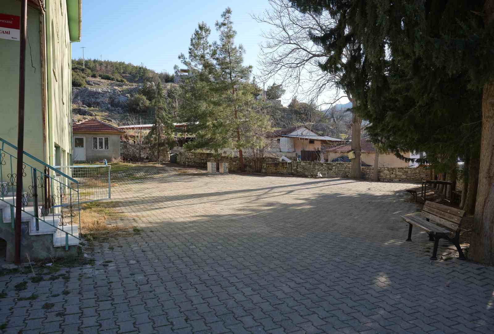 Köyün tek camisinin bir kısmı ve avlusu icradan satılığa çıkarıldı
