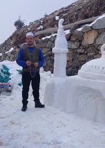 Köyüne kardan cami yaptı

