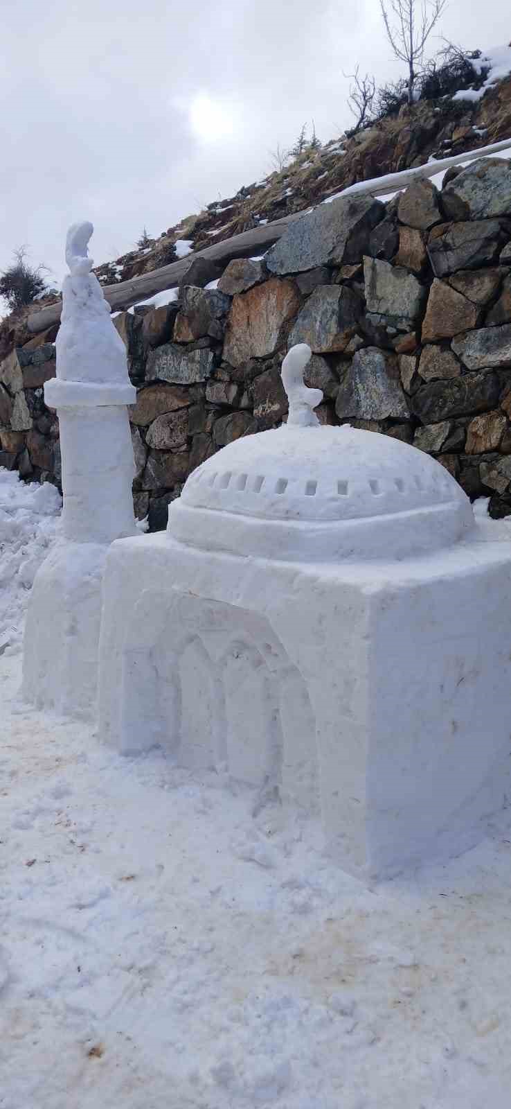 Köyüne kardan cami yaptı
