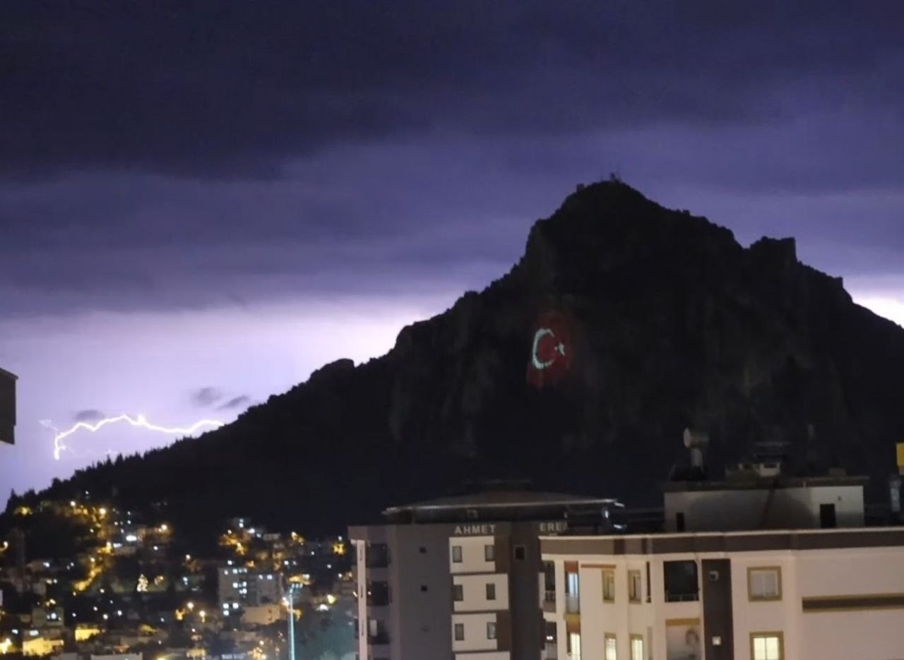 Kozan Kalesi’nde şimşekler görsel şölen oluşturdu
