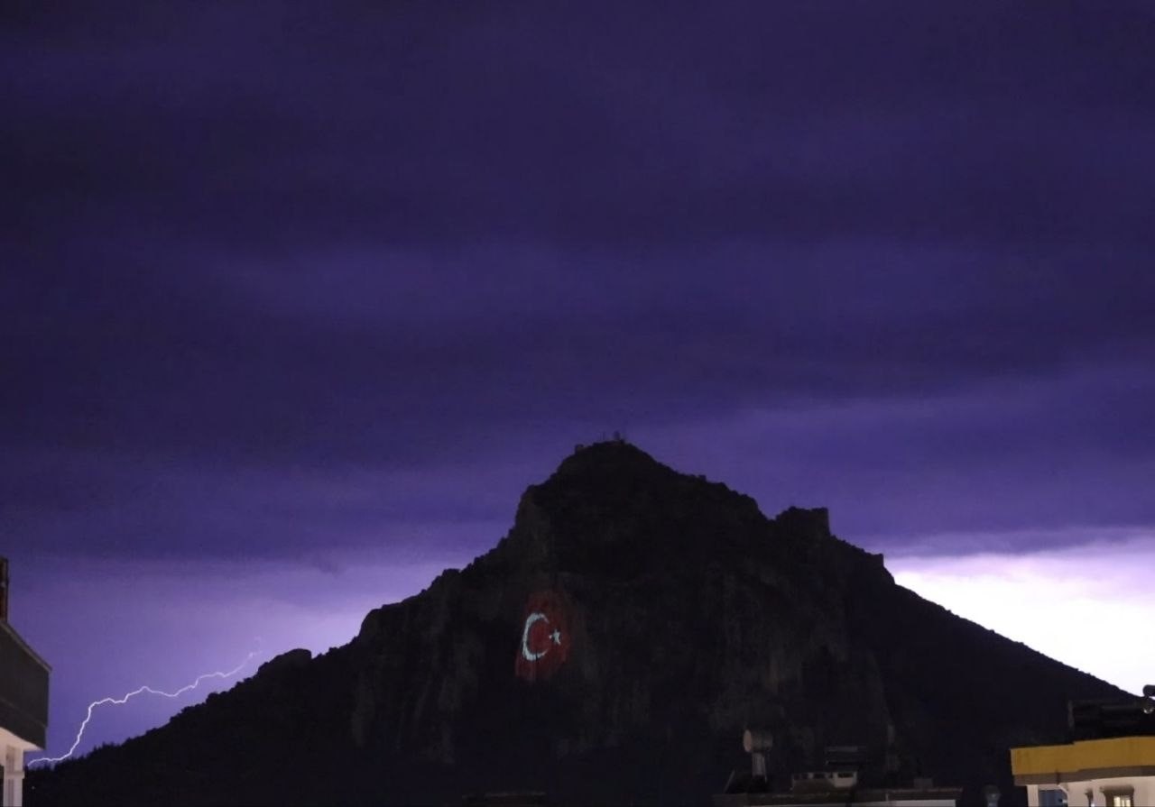 Kozan Kalesi’nde şimşekler görsel şölen oluşturdu
