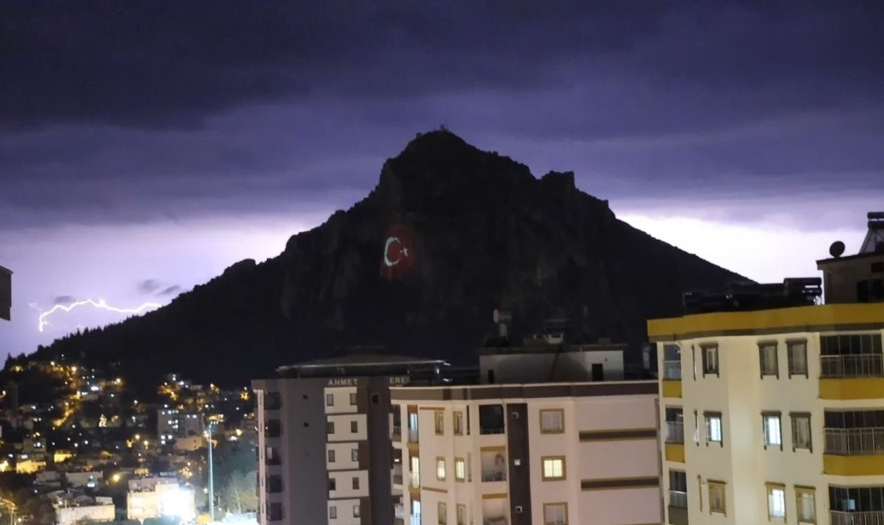 Kozan Kalesi’nde şimşekler görsel şölen oluşturdu
