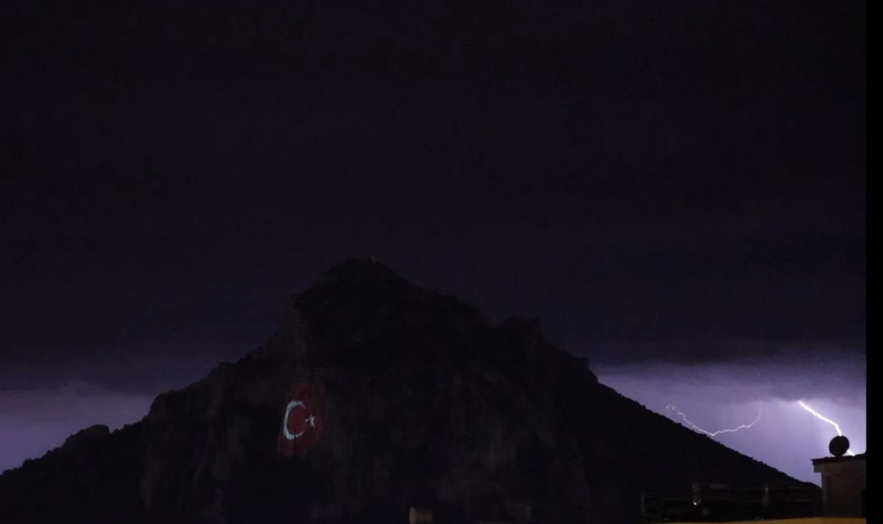 Kozan Kalesi’nde şimşekler görsel şölen oluşturdu
