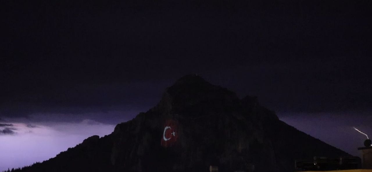 Kozan Kalesi’nde şimşekler görsel şölen oluşturdu
