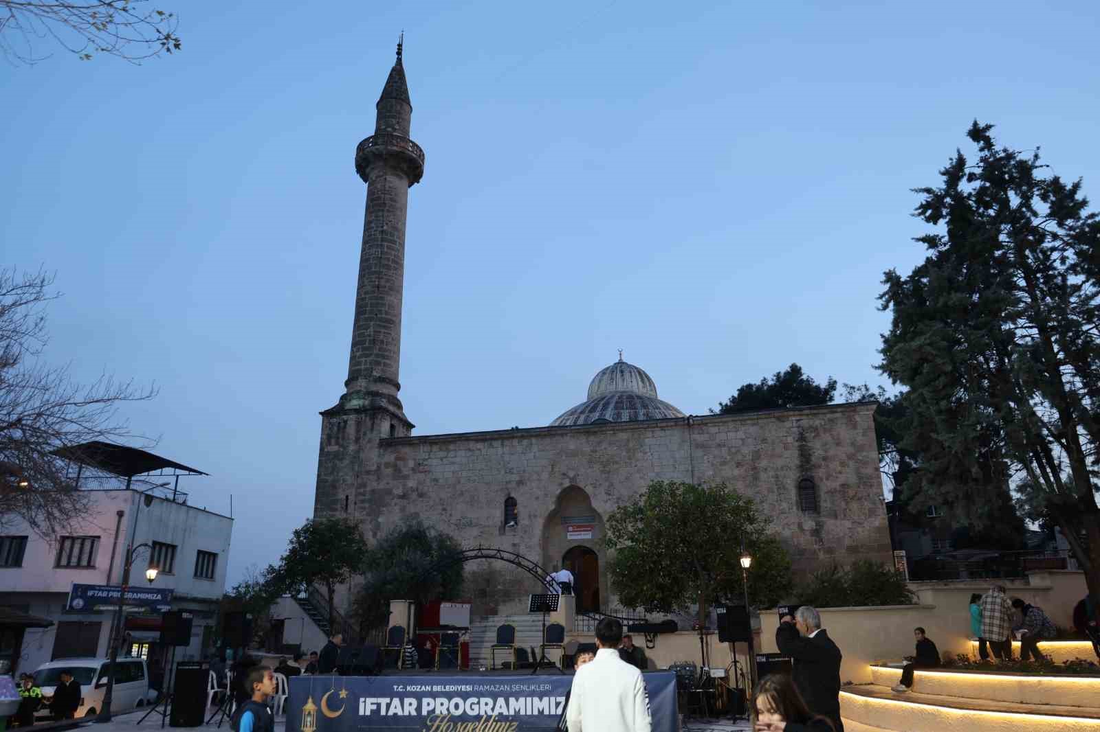 Kozan Kalesi’nden atılan topla tarihi çarşıda Ramazan coşkusu yaşandı
