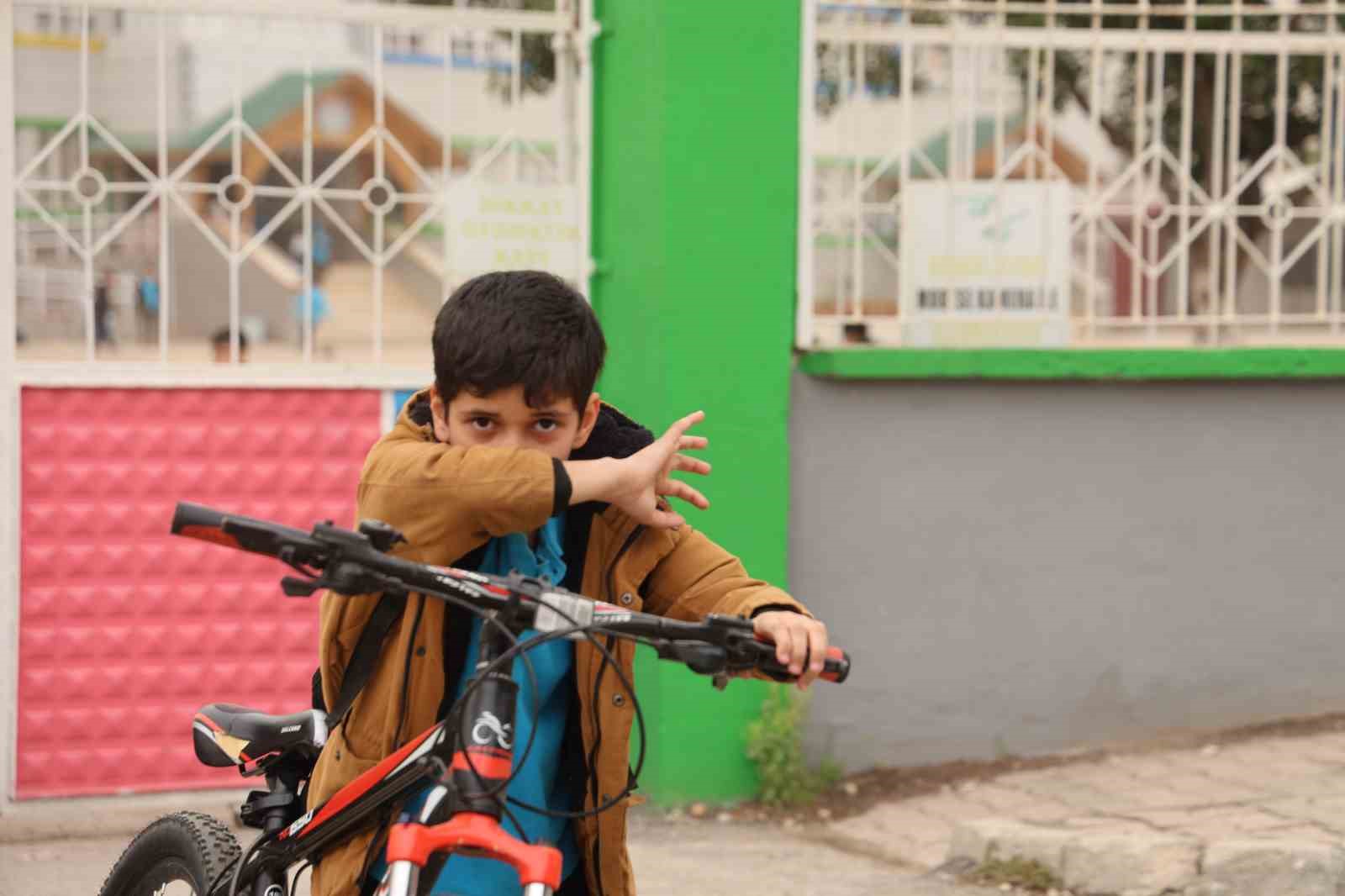 Kozan’da çöl tozu etkili oldu, sağanakla birlikte çamur yağdı
