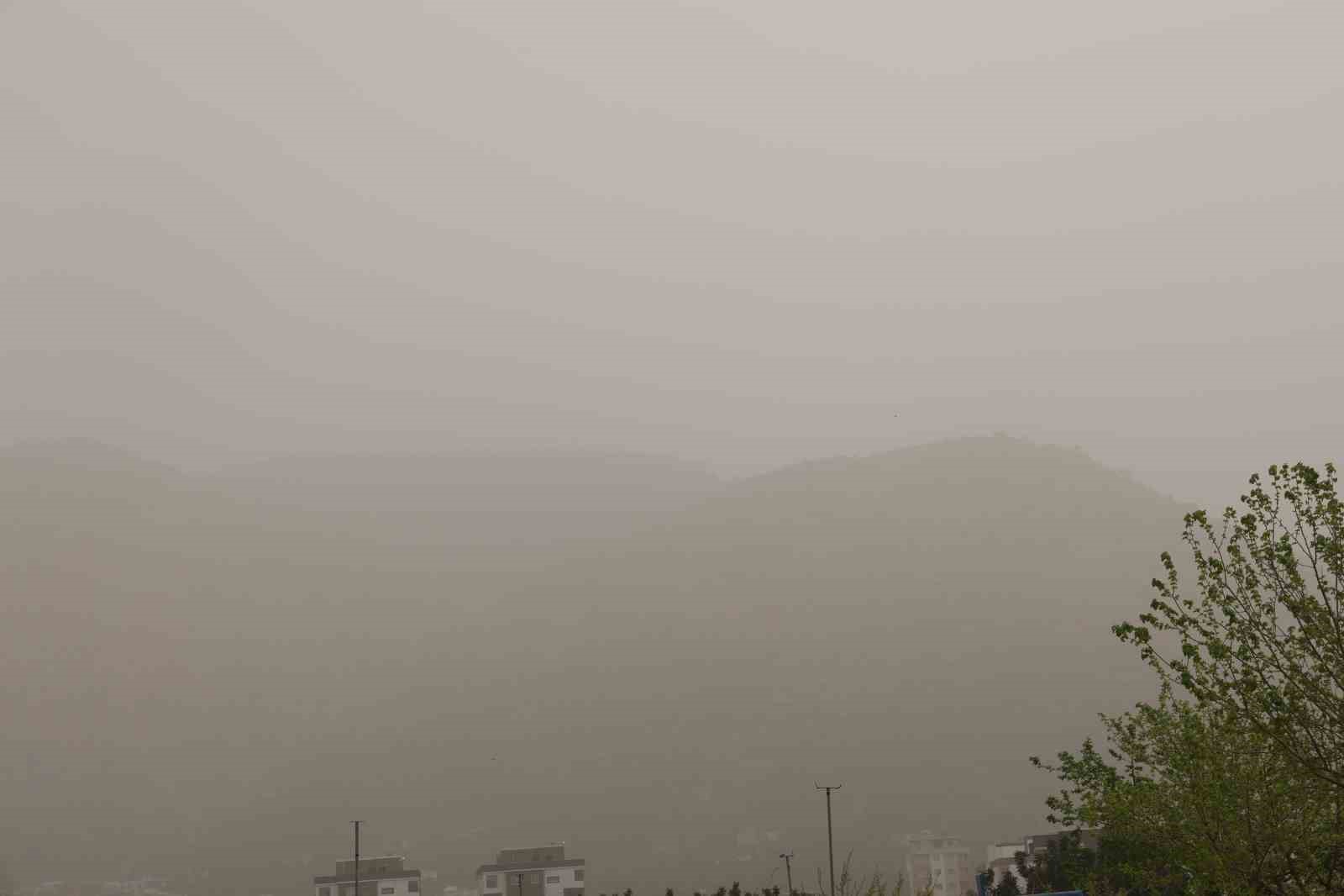 Kozan’da çöl tozu etkili oldu, sağanakla birlikte çamur yağdı
