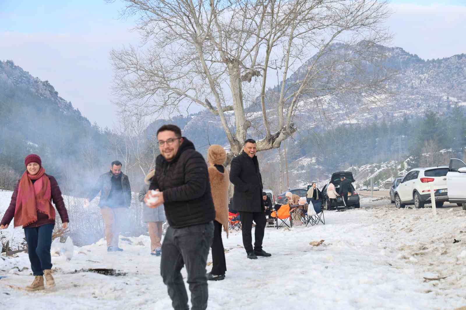 Kozan’da kar keyfi: Kardan adama sucuk ekmek ve şalgam ikram ettiler
Kozan’da kar keyfi: Kardan adama sucuk ekmek ve şalgam ikram ettiler