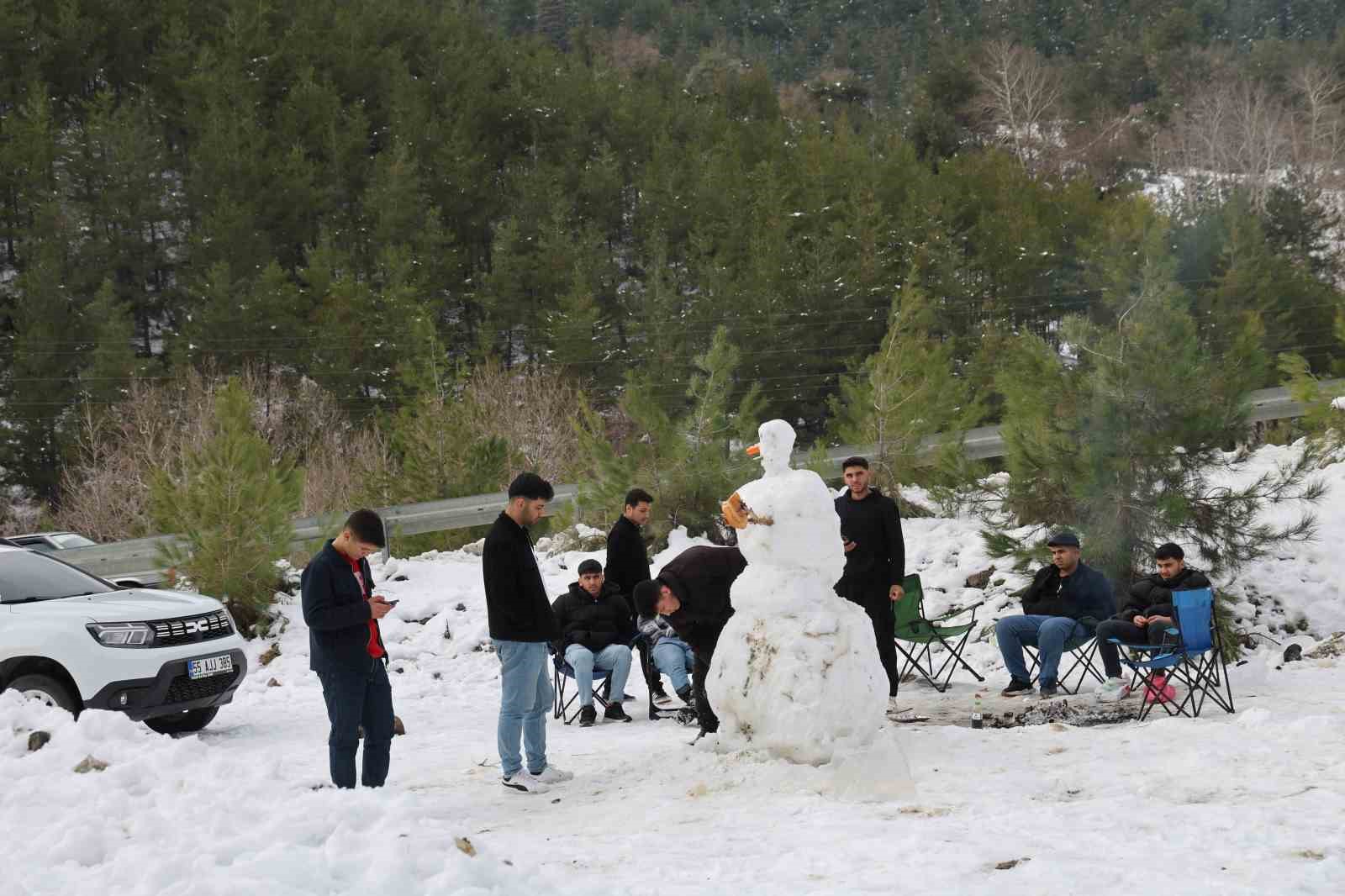Kozan’da kar keyfi: Kardan adama sucuk ekmek ve şalgam ikram ettiler
Kozan’da kar keyfi: Kardan adama sucuk ekmek ve şalgam ikram ettiler