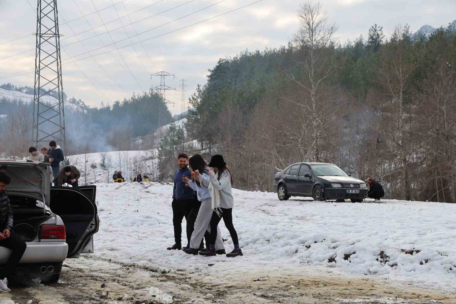 Kozan’da kar keyfi: Kardan adama sucuk ekmek ve şalgam ikram ettiler
Kozan’da kar keyfi: Kardan adama sucuk ekmek ve şalgam ikram ettiler