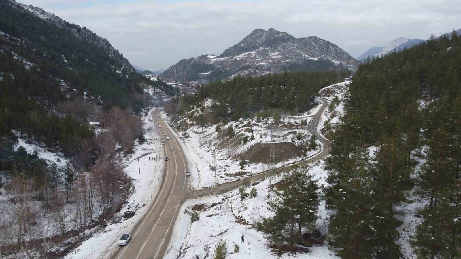 Kozan’da kar keyfi: Kardan adama sucuk ekmek ve şalgam ikram ettiler
Kozan’da kar keyfi: Kardan adama sucuk ekmek ve şalgam ikram ettiler