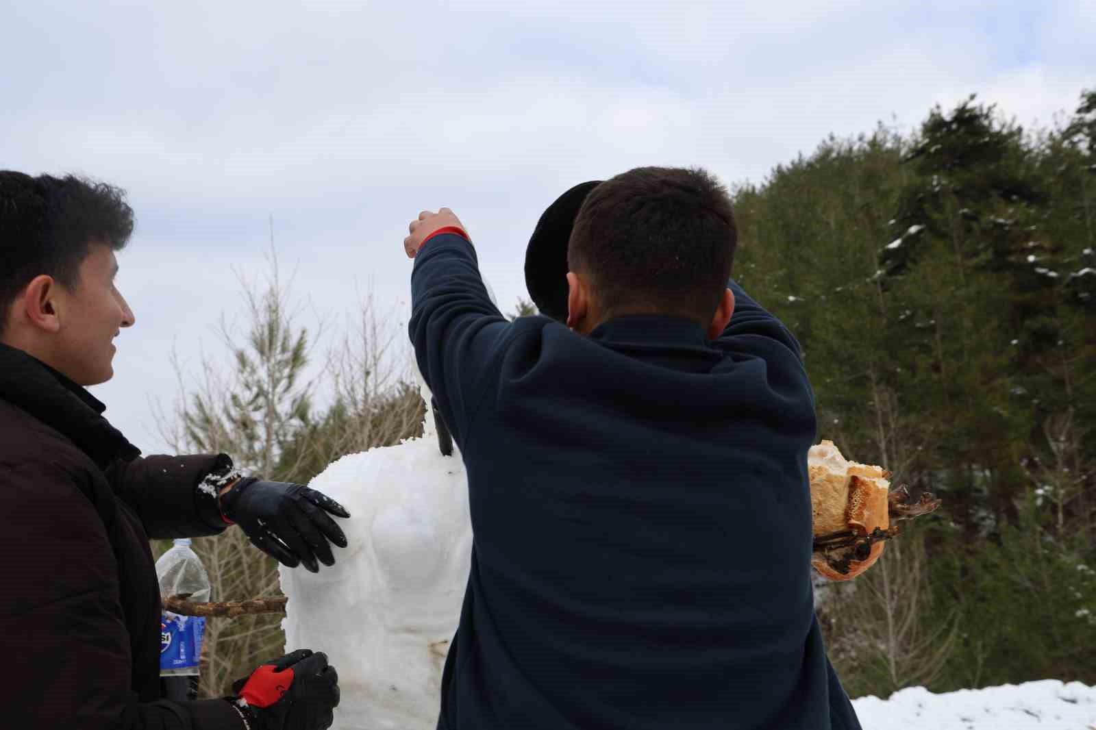 Kozan’da kar keyfi: Kardan adama sucuk ekmek ve şalgam ikram ettiler
Kozan’da kar keyfi: Kardan adama sucuk ekmek ve şalgam ikram ettiler