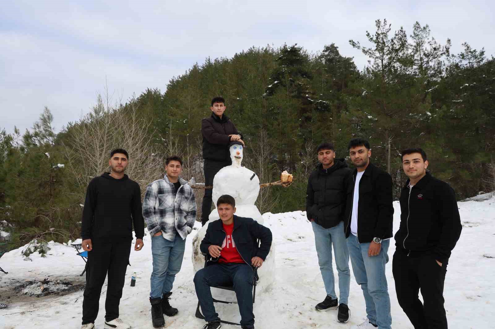 Kozan’da kar keyfi: Kardan adama sucuk ekmek ve şalgam ikram ettiler
Kozan’da kar keyfi: Kardan adama sucuk ekmek ve şalgam ikram ettiler