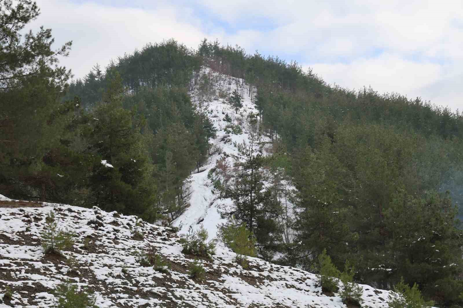 Kozan’da kar keyfi: Kardan adama sucuk ekmek ve şalgam ikram ettiler
Kozan’da kar keyfi: Kardan adama sucuk ekmek ve şalgam ikram ettiler