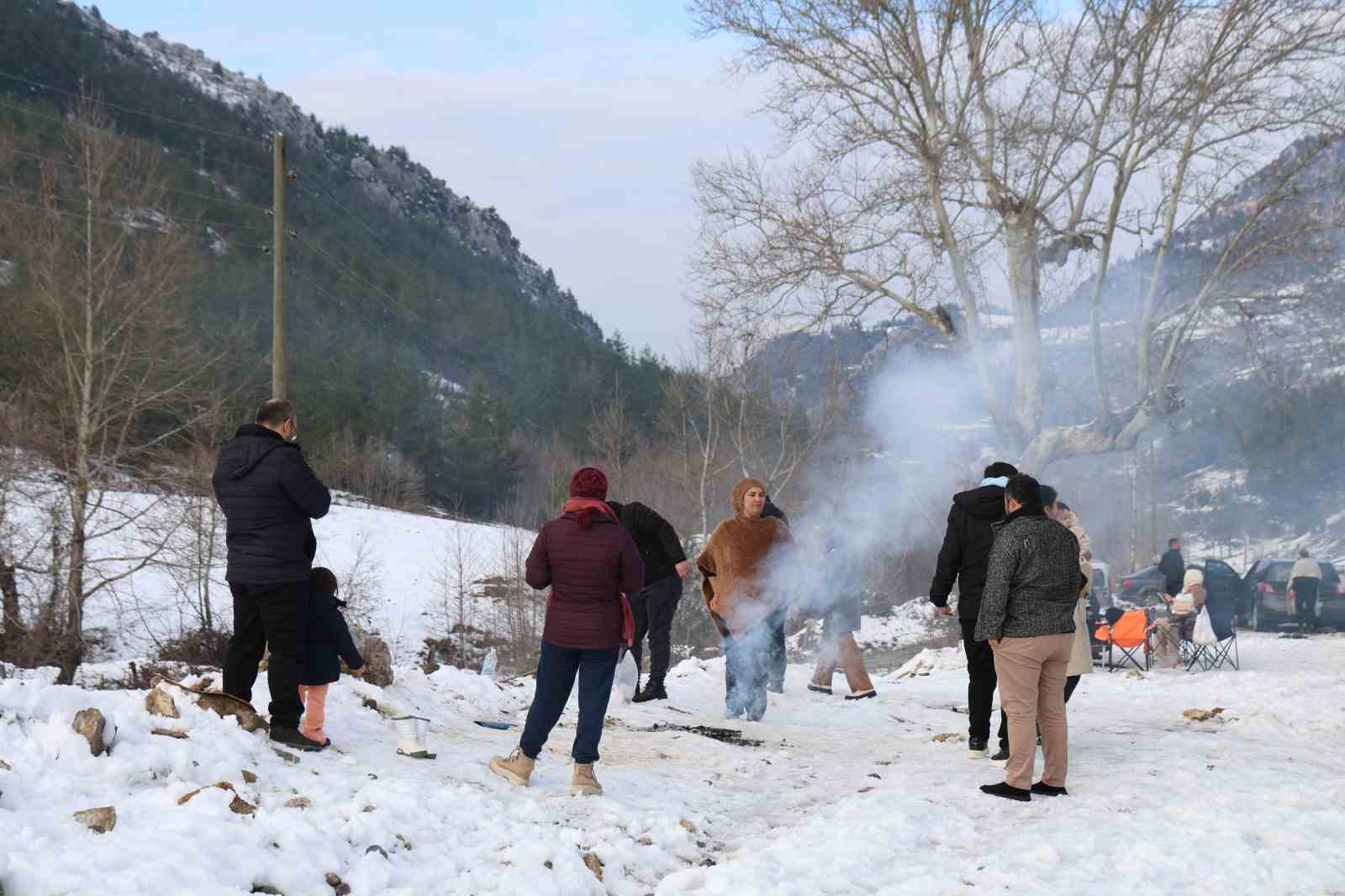 Kozan’da kar keyfi: Kardan adama sucuk ekmek ve şalgam ikram ettiler
Kozan’da kar keyfi: Kardan adama sucuk ekmek ve şalgam ikram ettiler