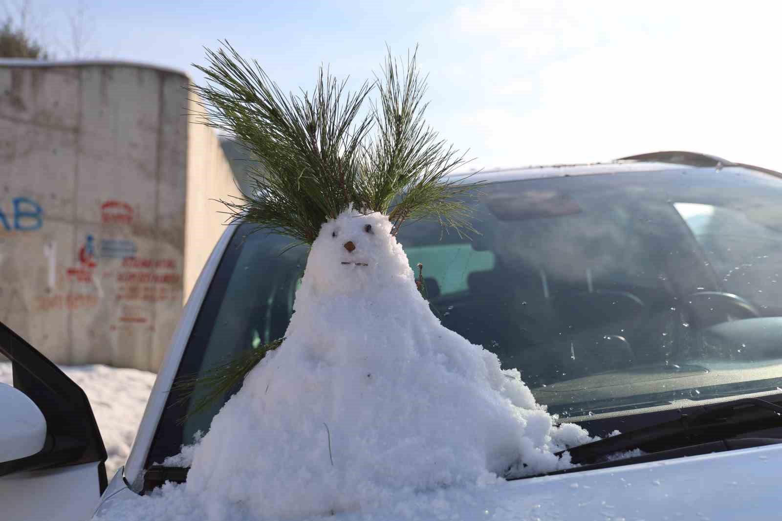 Kozan’da kar keyfi: Kardan adama sucuk ekmek ve şalgam ikram ettiler
Kozan’da kar keyfi: Kardan adama sucuk ekmek ve şalgam ikram ettiler