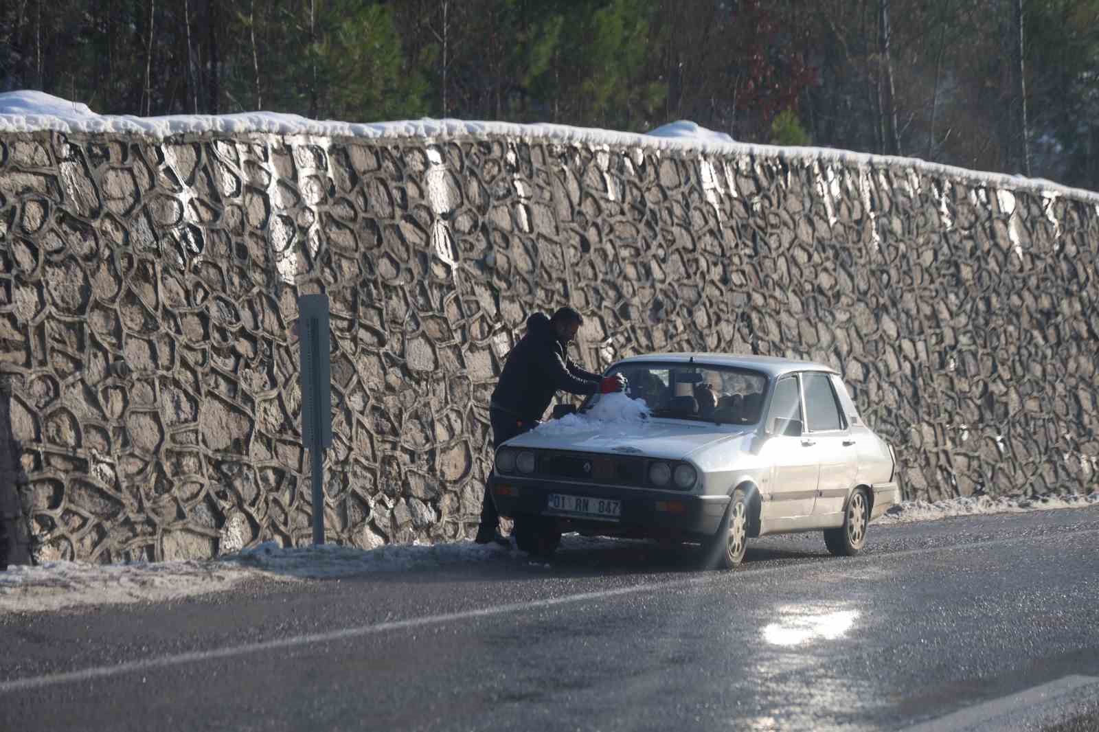 Kozan’da kar keyfi: Kardan adama sucuk ekmek ve şalgam ikram ettiler
Kozan’da kar keyfi: Kardan adama sucuk ekmek ve şalgam ikram ettiler