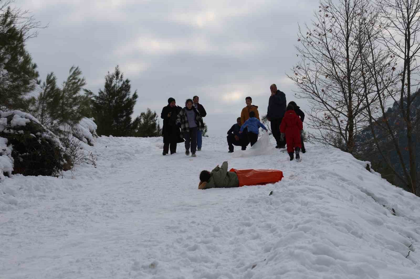Kozan’da kar keyfi: Kardan adama sucuk ekmek ve şalgam ikram ettiler
Kozan’da kar keyfi: Kardan adama sucuk ekmek ve şalgam ikram ettiler