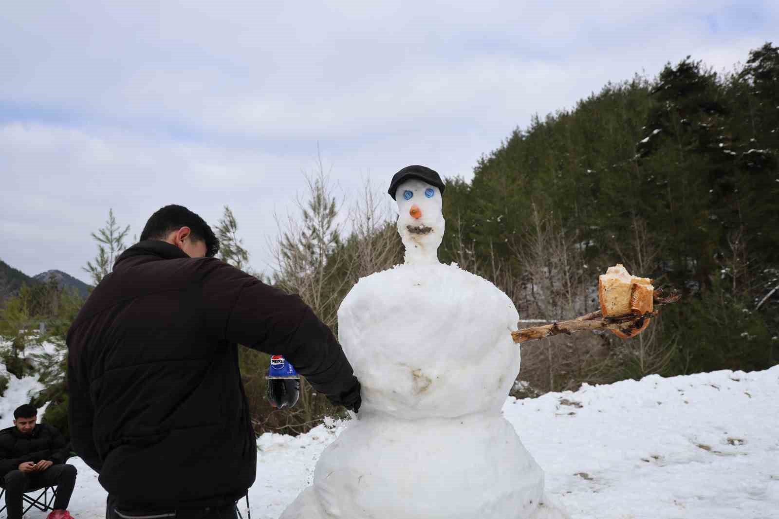Kozan’da kar keyfi: Kardan adama sucuk ekmek ve şalgam ikram ettiler
Kozan’da kar keyfi: Kardan adama sucuk ekmek ve şalgam ikram ettiler